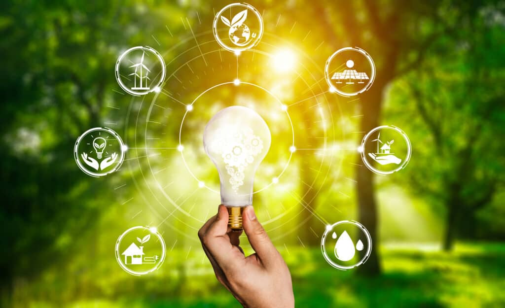 Glühbirne mit grafischer Oberfläche mit erneuerbare Energie Symbolen